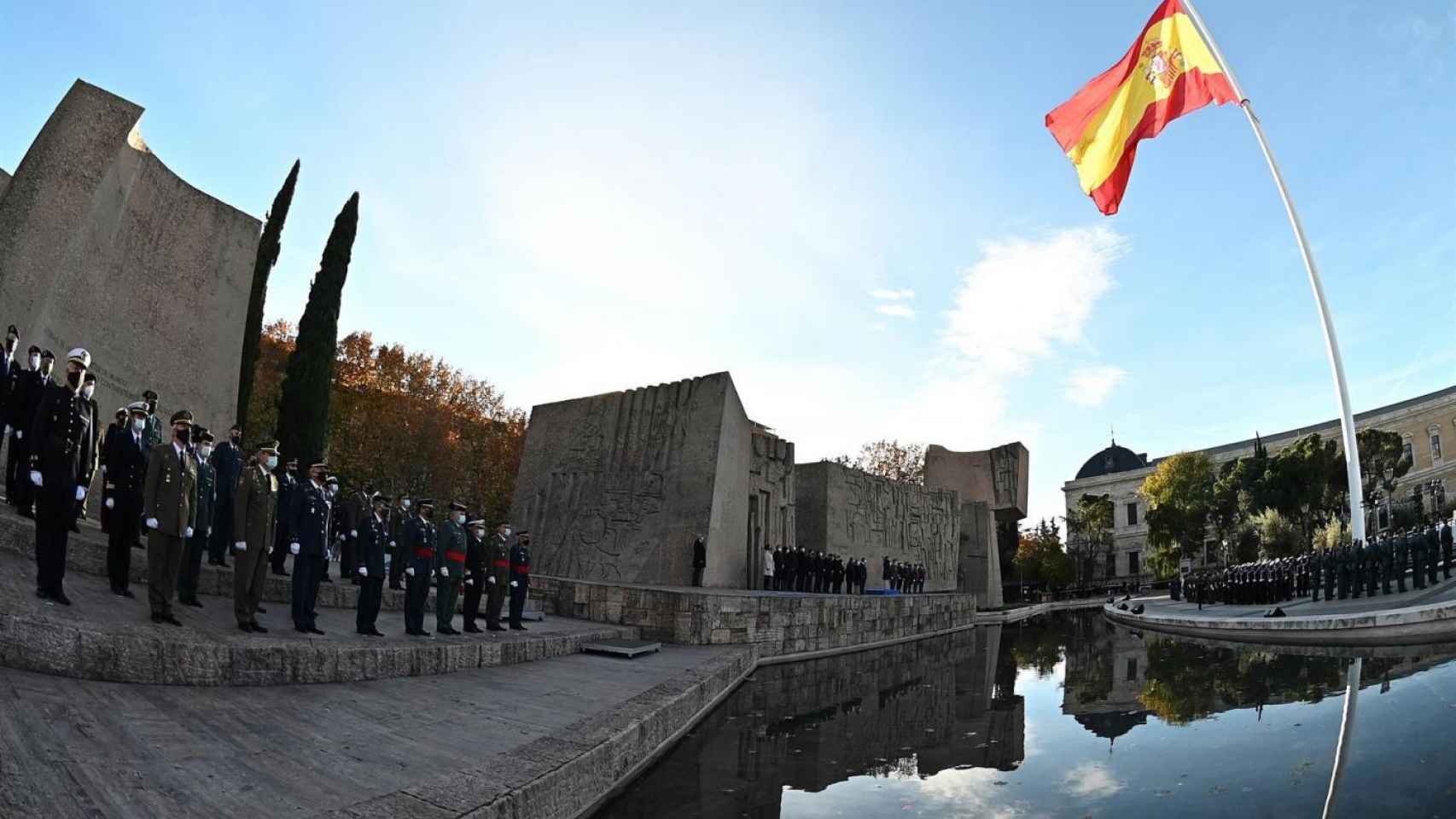 Izado de la bandera en la plaza Colón de Madrid.