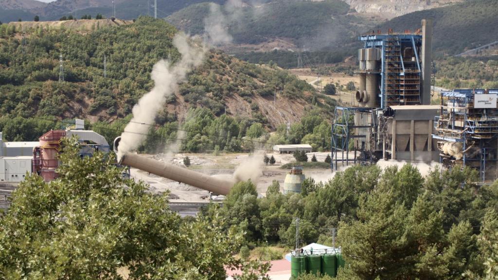 Voladura de la chimenea de la central térmica de La Robla (León) el pasado 24 de agosto