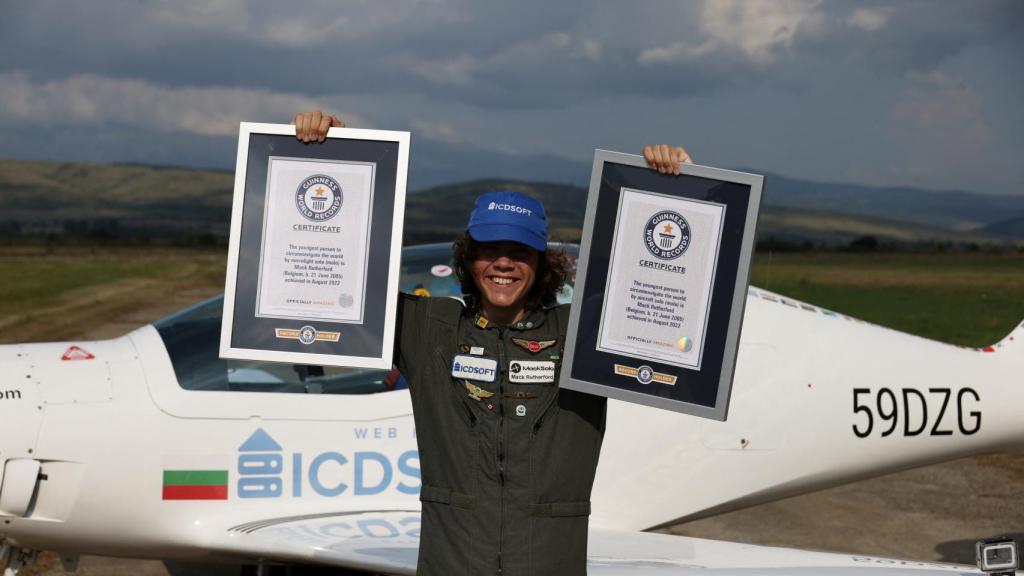 Mack Rutherford, con los diplomas que le acreditan haber conseguido el record Guiness.