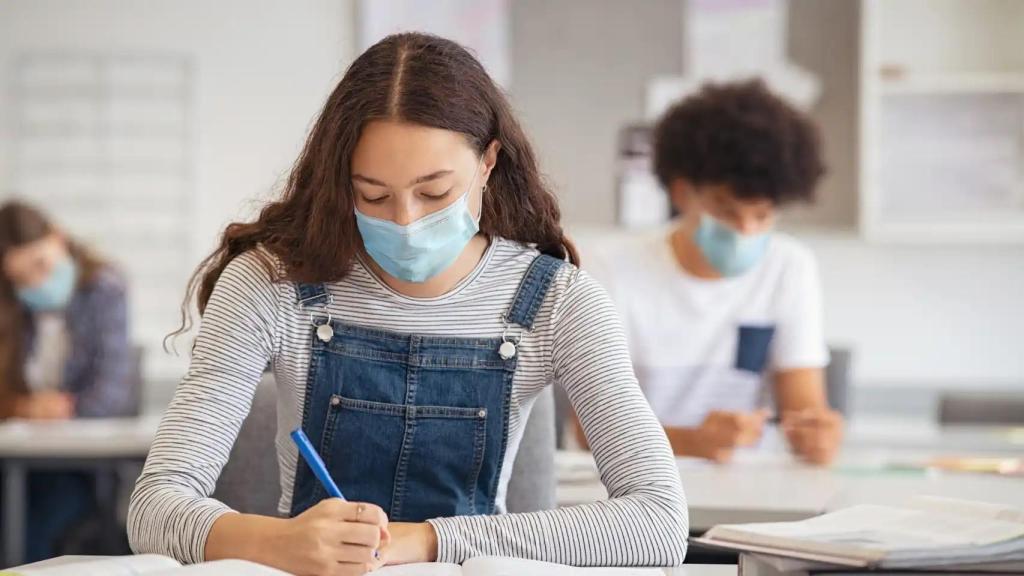 Una adolescente en clase, en imagen de archivo.