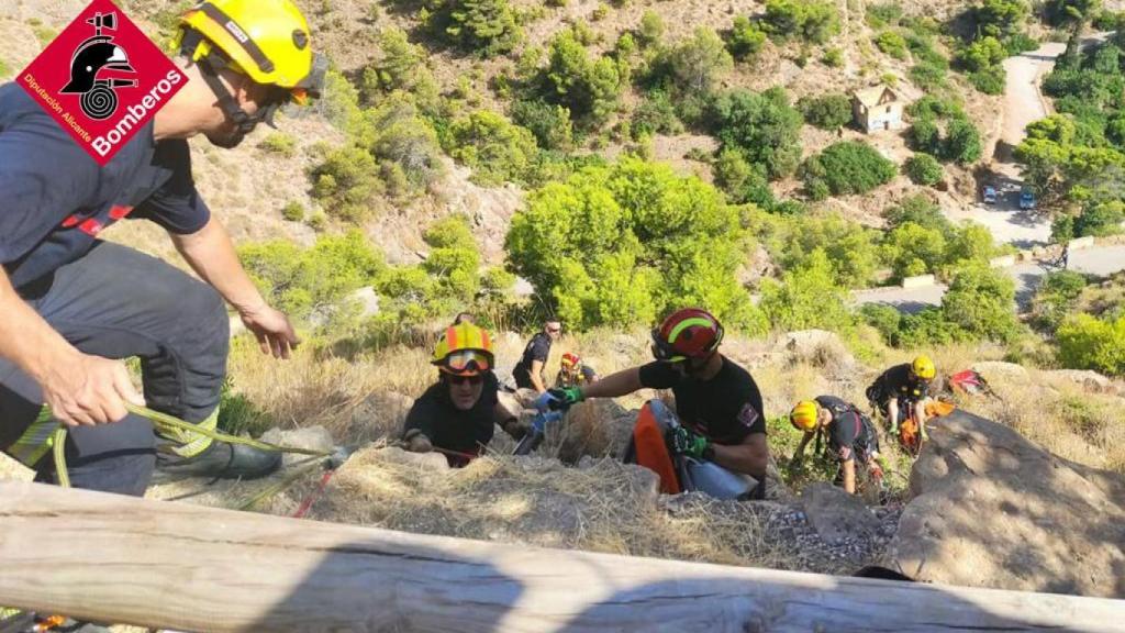 Los bomberos, en un momento del rescate en Benidorm.