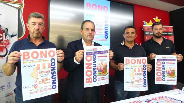 Carlos Baño y Bernabé Cano, centro, en la presentación de esta campaña para incentivar el consumo en La Nucia.