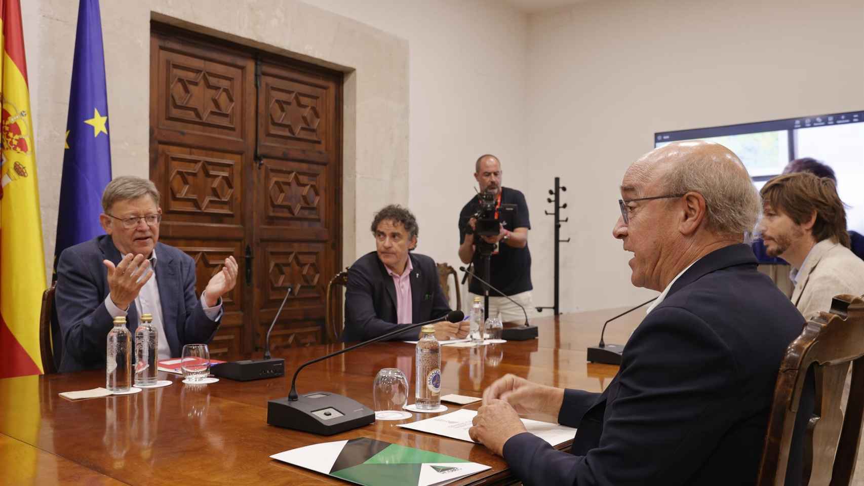 Ximo Puig charla con el presidente de Hosbec, Toni Mayor, en presencia de Francesc Colomer, este martes.