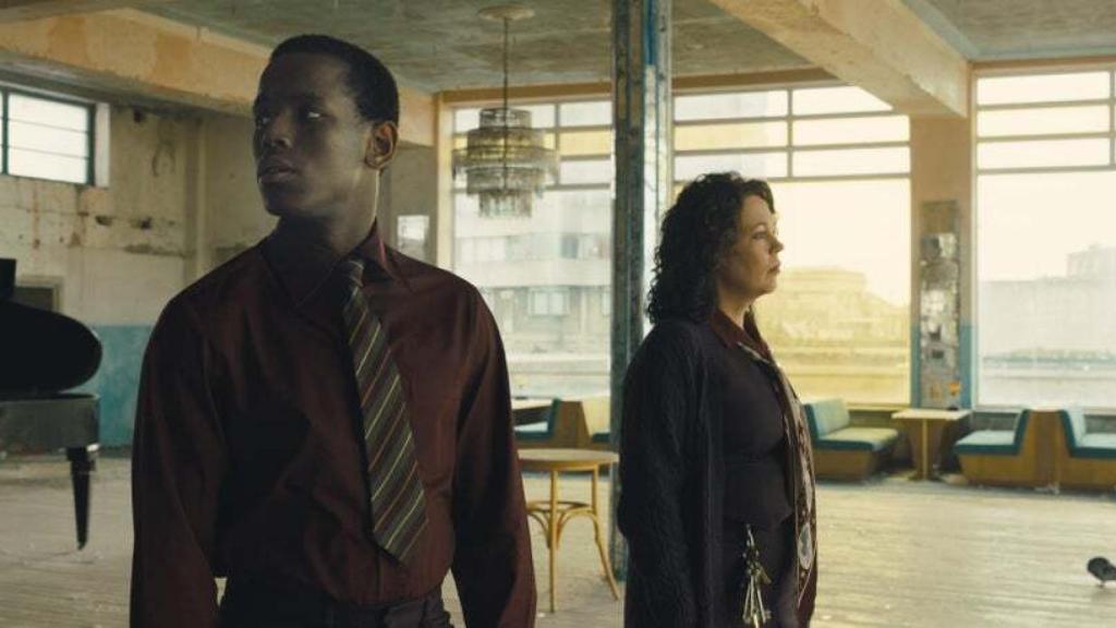 Micheal Ward y Olivia Colman en 'Imperio de la luz'.