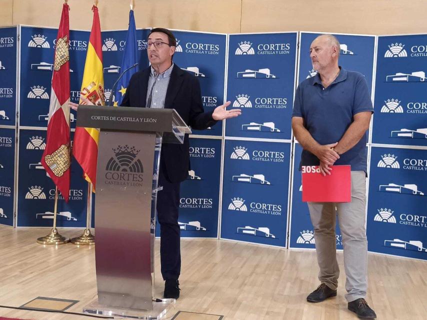 El portavoz y el viceportavoz de Educación del Grupo Socialista en las Cortes, Fernando Pablos y Jesús Guerrero, en rueda de prensa este miércoles en las Cortes.