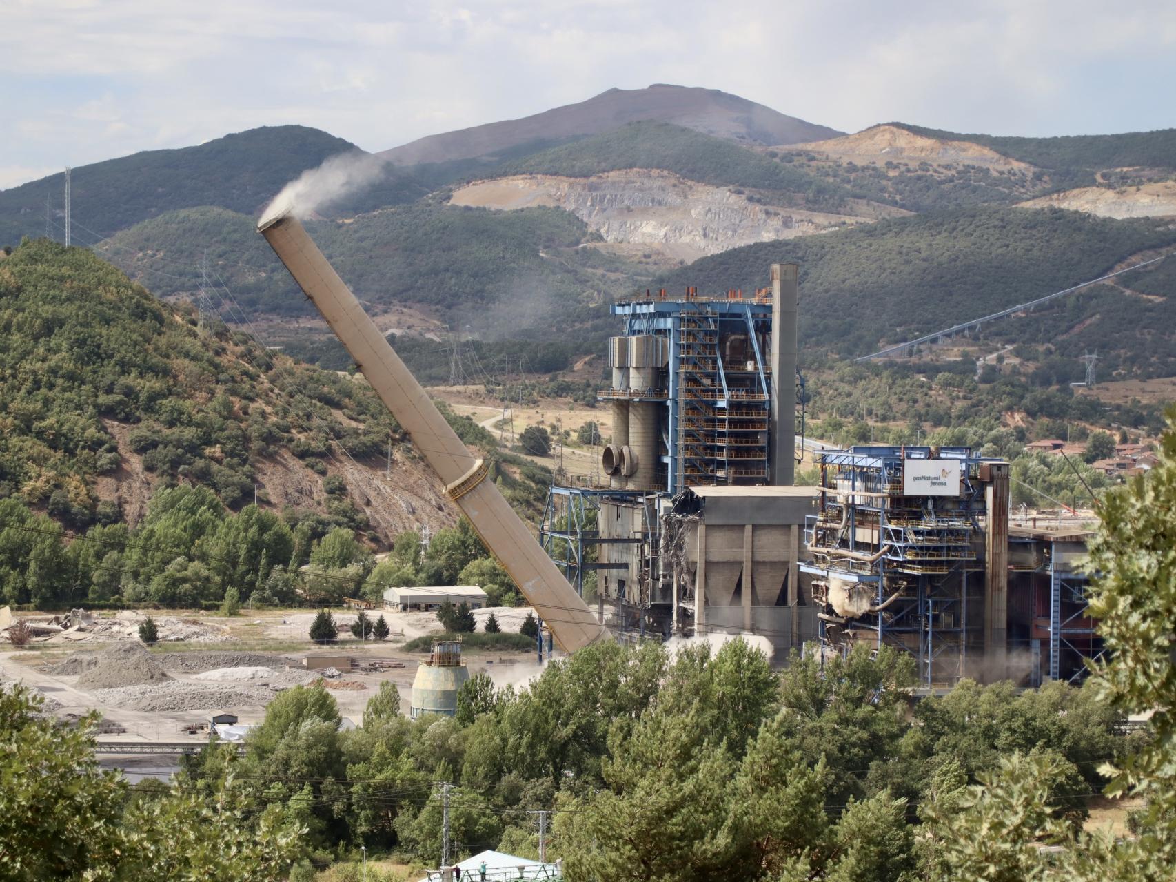 La compañía Naturgy lleva a cabo la voladura de la chimenea del Grupo I de la central térmica de La Robla, este miércoles.