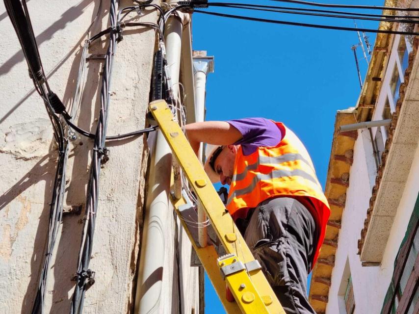 Un técnico durante la instalación de la fibra óptica.