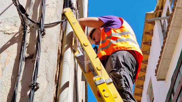 Un técnico durante la instalación de la fibra óptica.