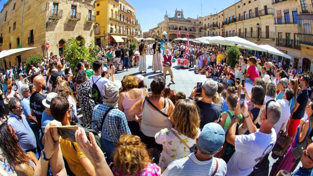 La Feria de Teatro de Castilla y León anima las calles de la localidad salmantina de Ciudad Rodrigo, este miércoles.