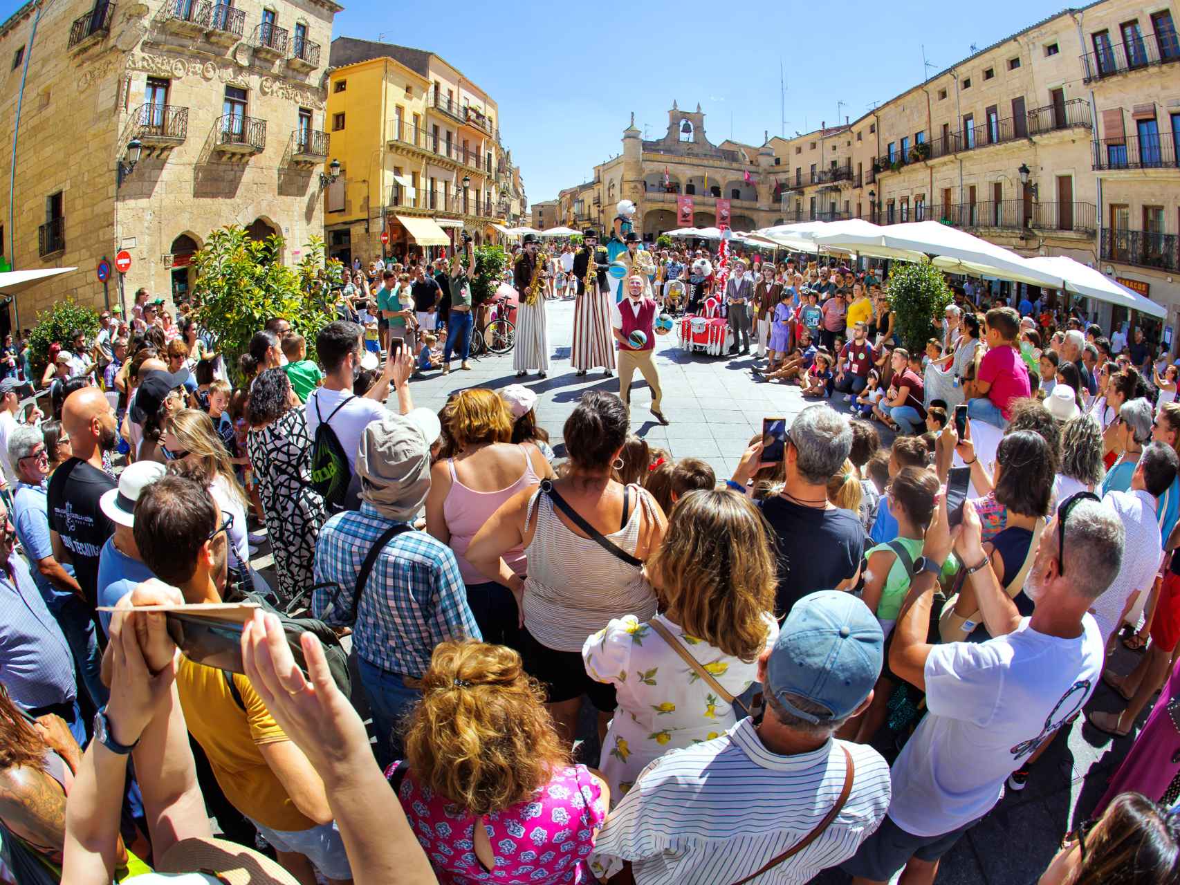 La Feria de Teatro de Castilla y León anima las calles de la localidad salmantina de Ciudad Rodrigo, este miércoles.