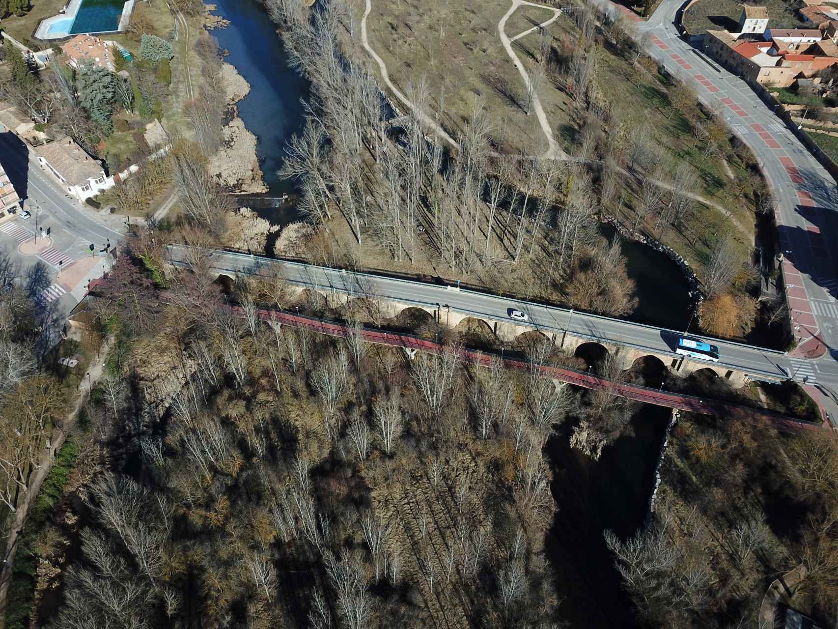Imagen aérea del puente medieval de Almazán, en Soria.