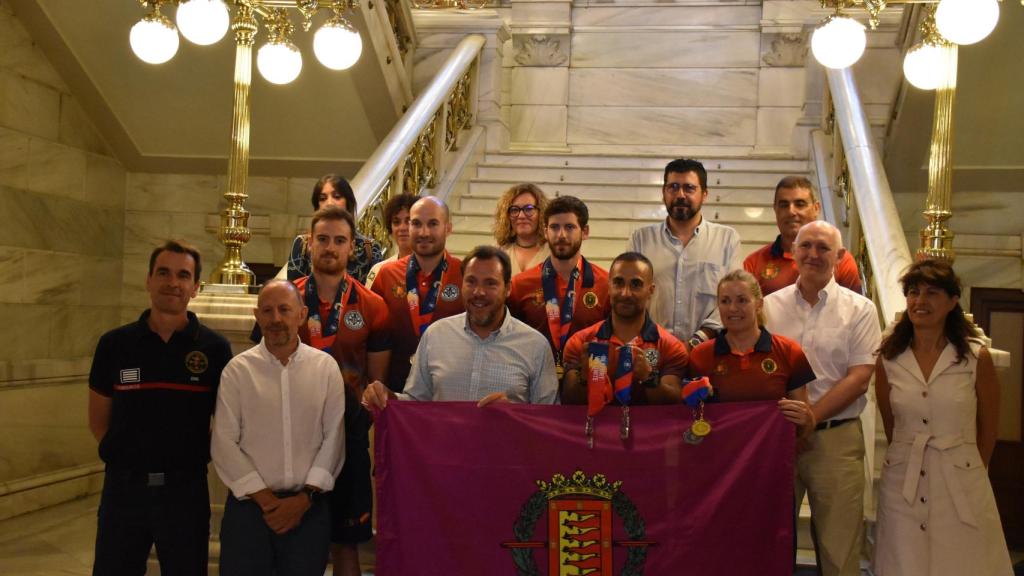 Foto de familia en la recepción de los integrantes que han ido a los Juegos Mundiales de Policías y Bomberos en Róterdam.