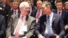 Pedro Sánchez (d), habla con el ministro de Hacienda de Colombia, José Antonio Ocampo (i).