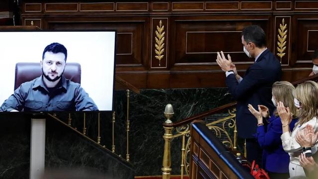 El Gobierno aplaudiendo a Volodímir Zelenski en su intervención en el Congreso.