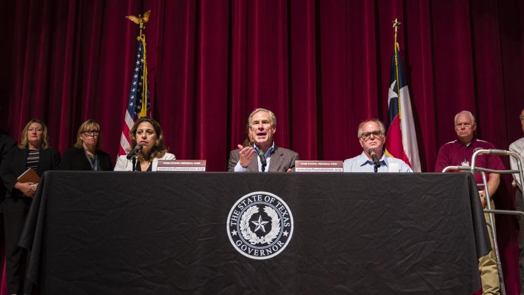 Responsables del Estado de Texas en rueda de prensa en mayo por el tiroteo de Uvalde.