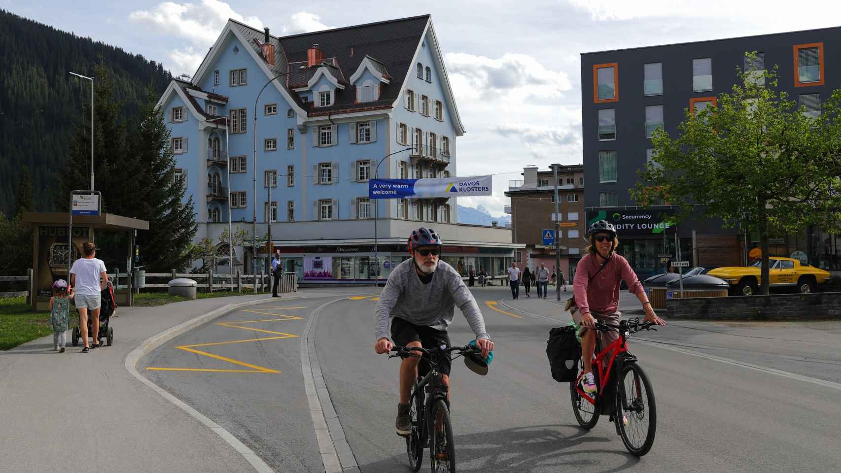 Ciclistas en Davos durante la celebración del Foro Económico Mundial.