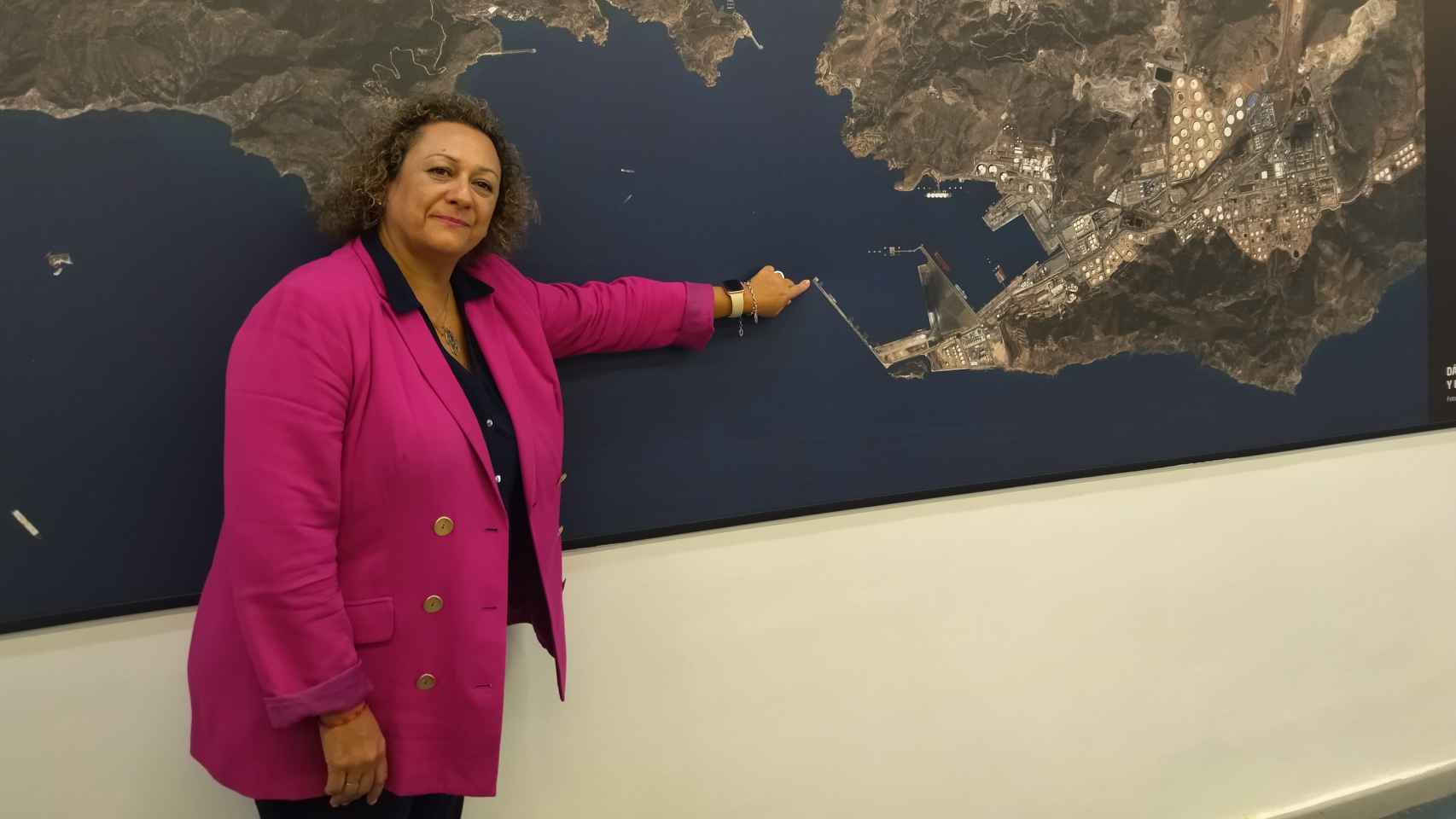 Yolanda Muñoz, presidenta de la Autoridad Portuaria de Cartagena, este miércoles, señalando la ubicación de la dársena de Escombreras.