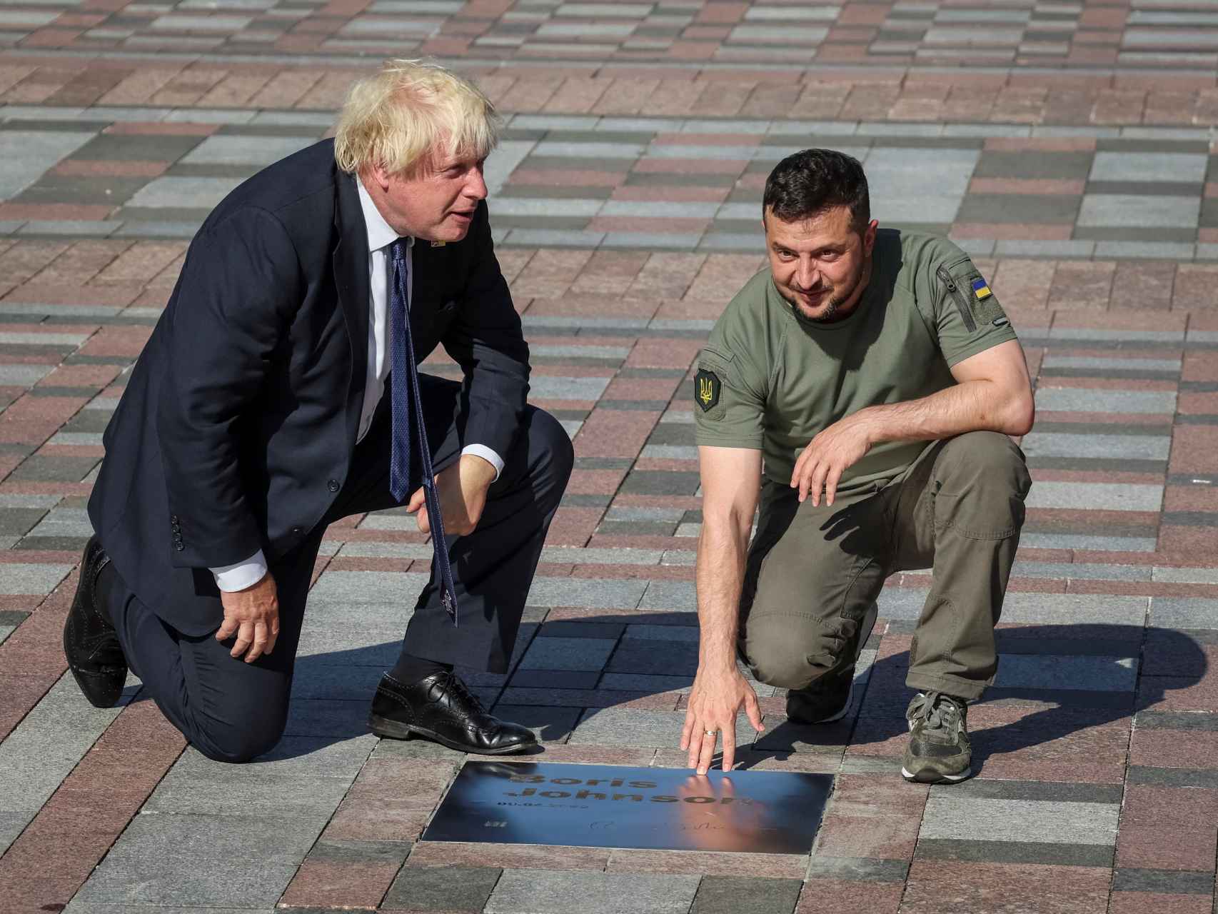 El presidente de Ucrania, Volodimir Zelenski, y el primer ministro británico, Boris Johnson, muestran una placa dedicada a este último.