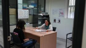 Orientadora laboral de Santiago con una persona usuaria del programa de inserción de empleo.