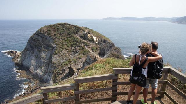 Una pareja en la ruta de Punta Socastro, en ‘O Fuciño do Porco’, en agosto de 2022.