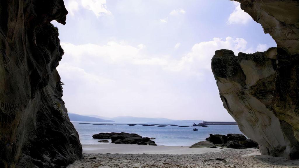 Playa y furna de Osmo (Fuente: Turismo de Galicia)