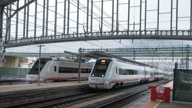 Trenes en la estación de Santiago de Compostela.