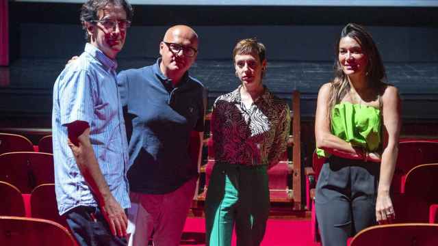 Manuel Baltar, presidente de la Diputación de Ourense, acompañado del director de cine Ángel De La Cruz y de las actrices Estíbaliz Veiga y Paula Chaves.