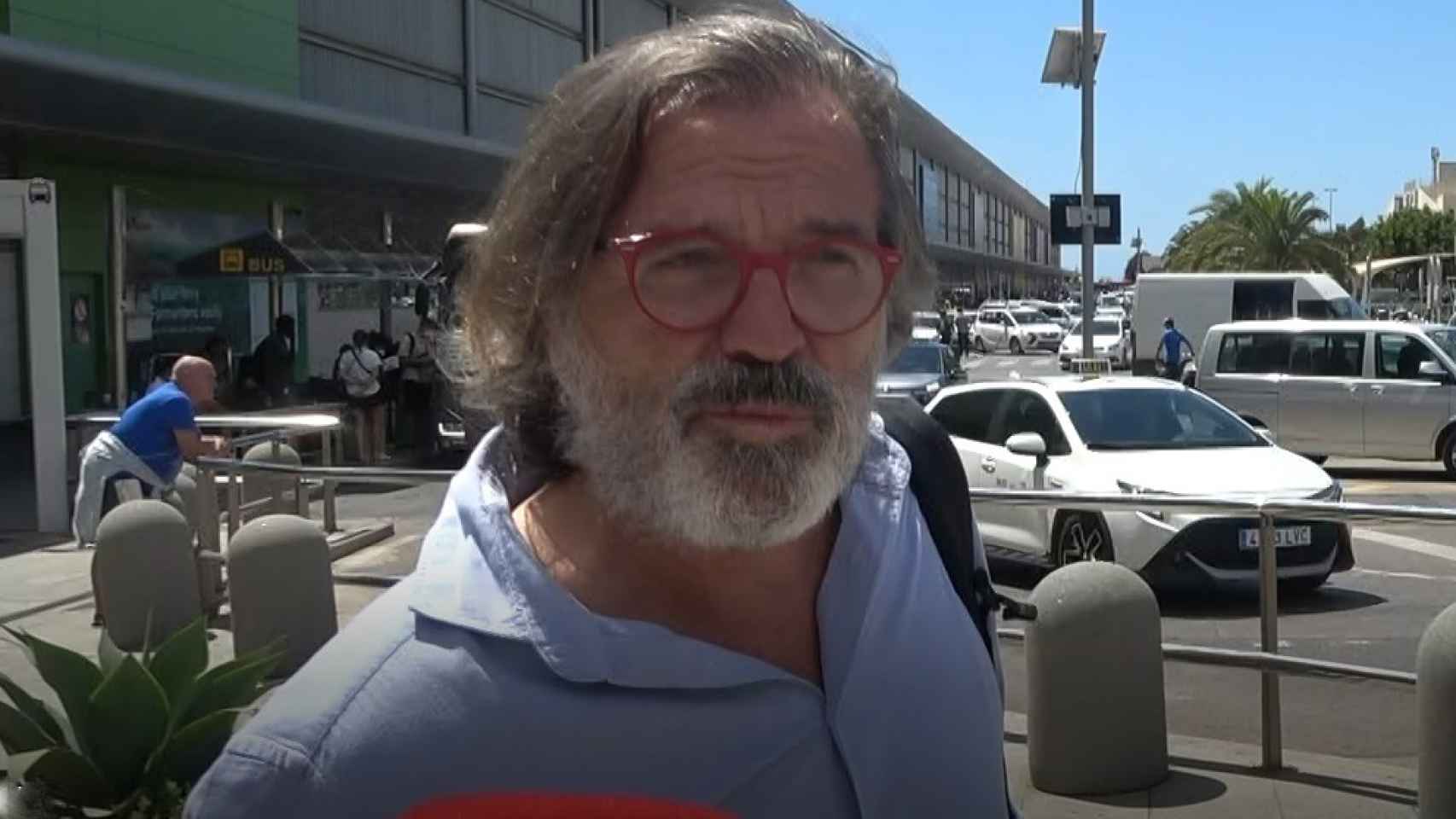 El presentador Pepe Navarro atendiendo a los medios en el aeropuerto de Ibiza.