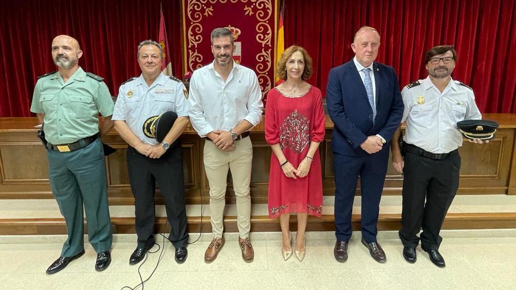 El policía Luis Muñoz, en el centro, durante su homenaje.