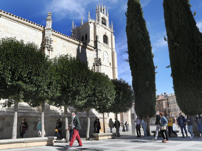 Turistas en la catedral de Palencia durante el puente del Pilar