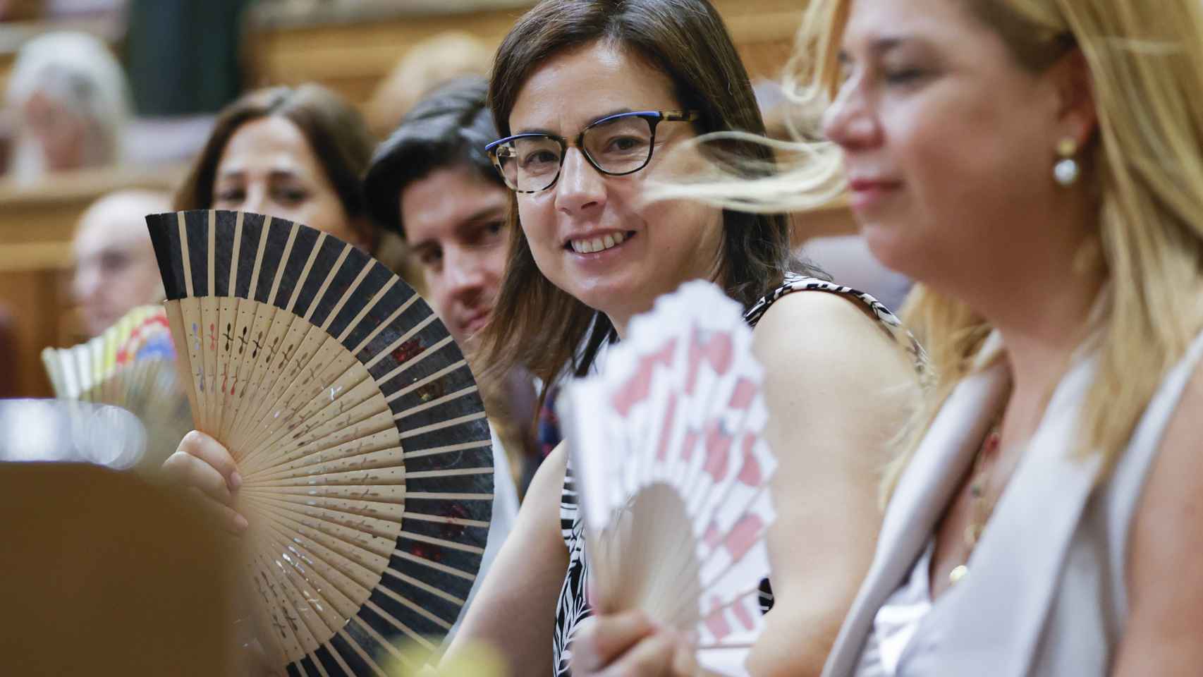 La diputada popular Ana Vázquez se abanica por el calor reinante en el Congreso.