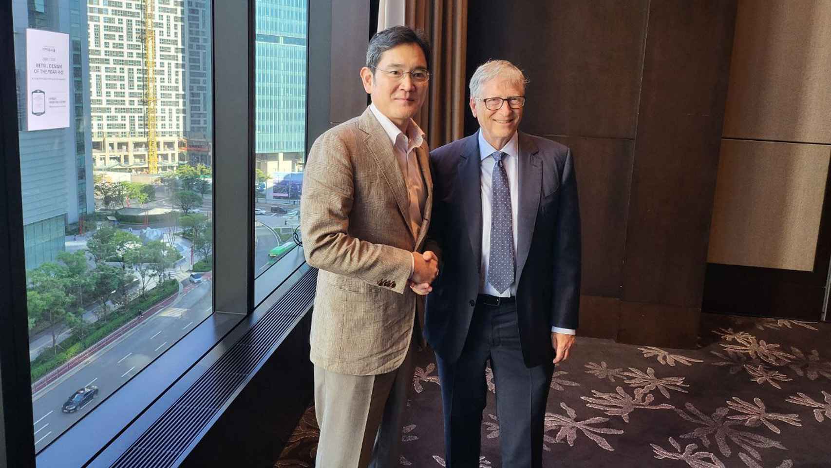 Vicepresidente de Samsung con Bill Gates.