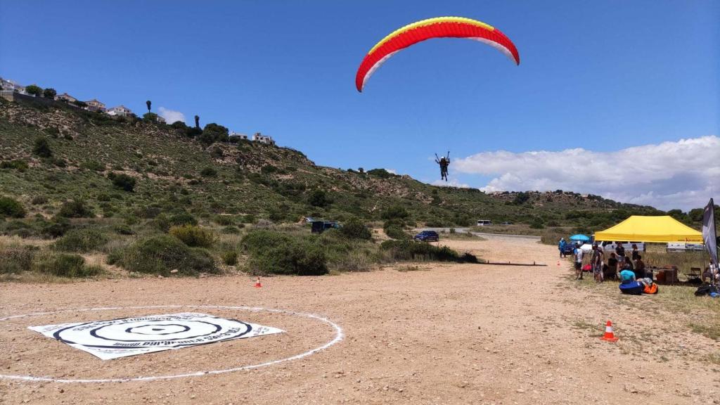 La zona desde donde despegan y aterrizan los parapentistas.