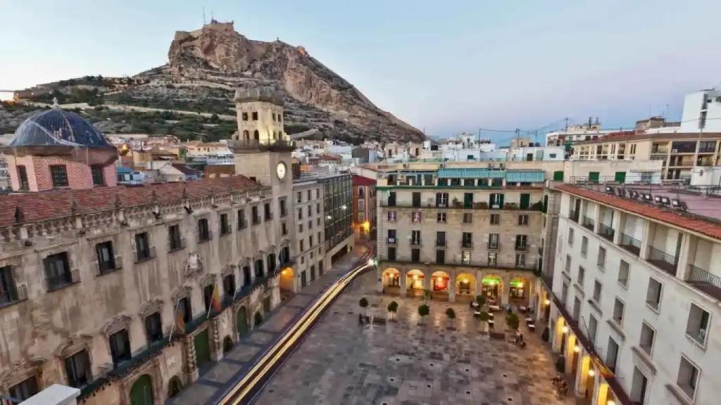 El hotel está ubicado en el edificio anexo al Ayuntamiento.