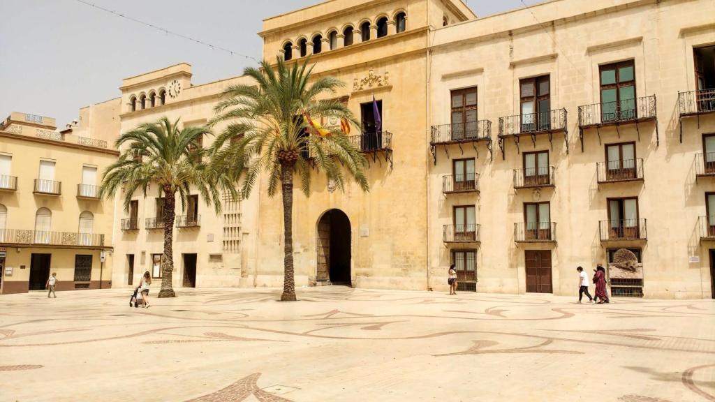 La fachada del Ayuntamiento de Elche.