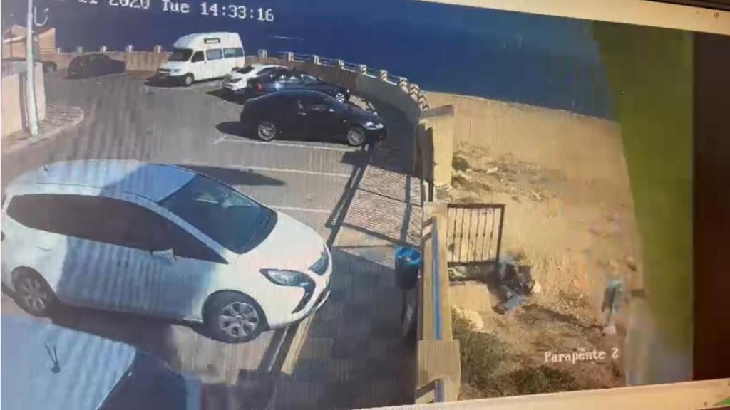 El momento de un accidente de un parapentista contra la valla de la urbanización del Cabo de Santa Pola, captada por una cámara vecinal.