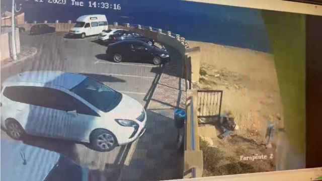 El momento de un accidente de un parapentista contra la valla de la urbanización del Cabo de Santa Pola, captada por una cámara vecinal.