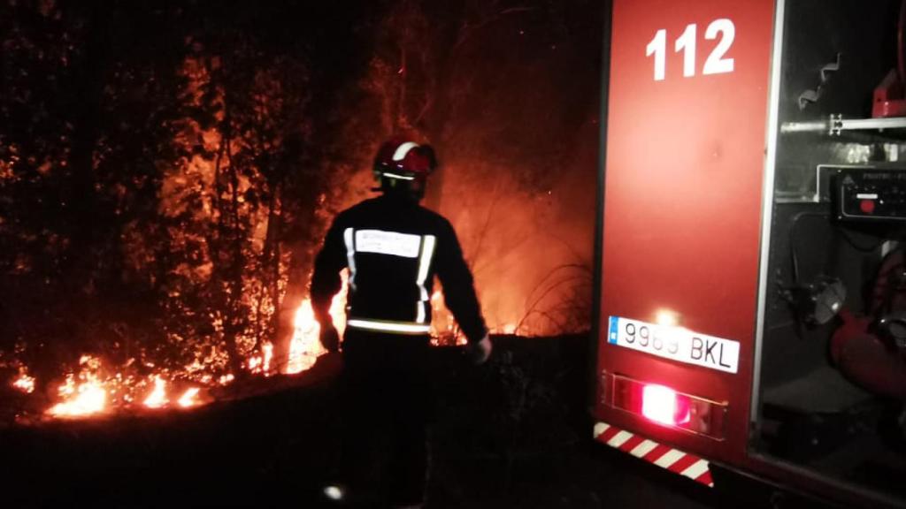 Los bomberos durante el apagado del incendio en León