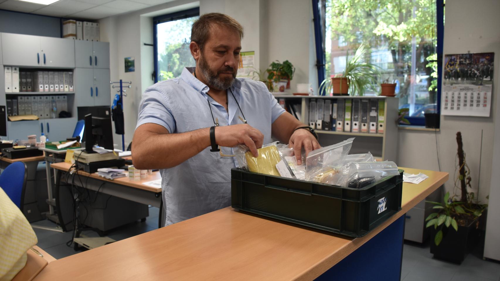 El agente Manuel Navarro en la Oficina de Objetos Hallados de Valladolid