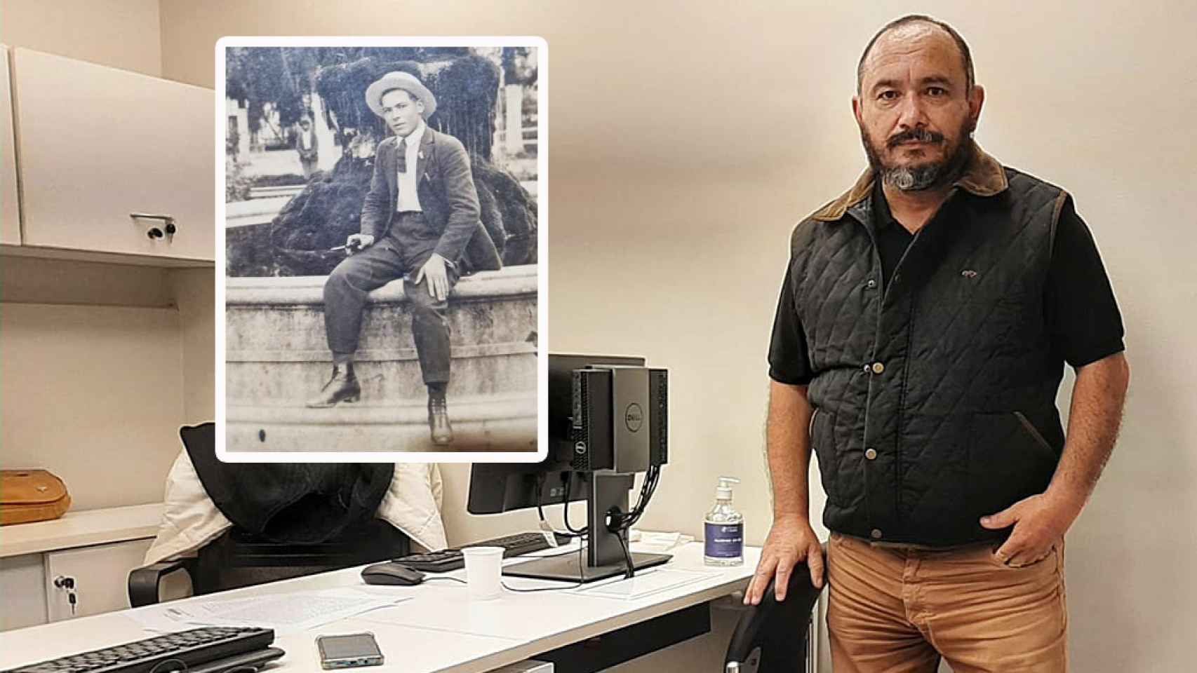 Fermín Pérez, a la derecha, y una foto en blanco y negro de su abuelo