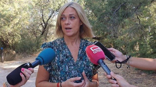 Carmen Picazo atendiendo a los medios de comunicación.