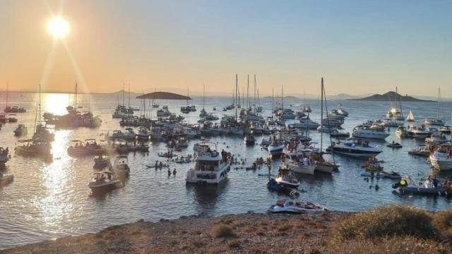 Casi un centenar de barcos de recreo participando en un concierto con macrobotellón, este sábado, en la isla del Ciervo, un espacio protegido del Mar Menor.