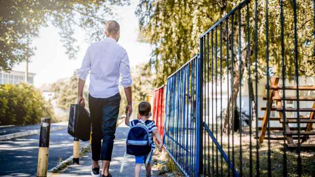 Padre llevando a su hijo al colegio antes de ir a trabajar