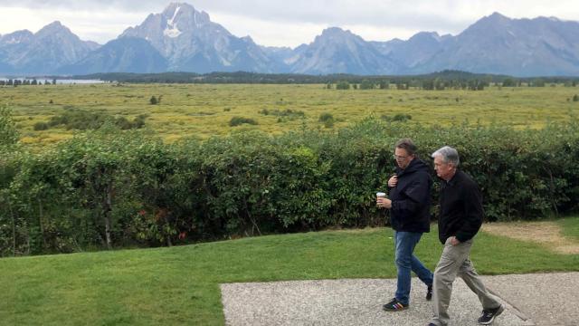 Jerome Powell, presidente de la Fed, caminando por Jackson Hole (Wyoming).