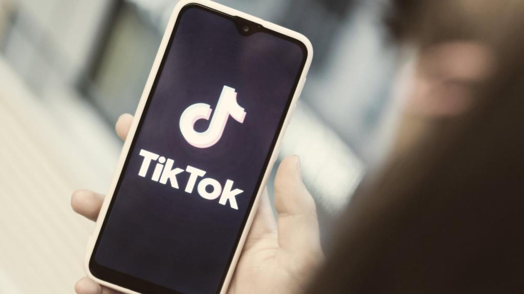 Móvil con TikTok.