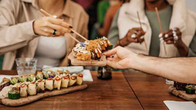 Un grupo de amigas comparte sushi en un restaurante japonés.