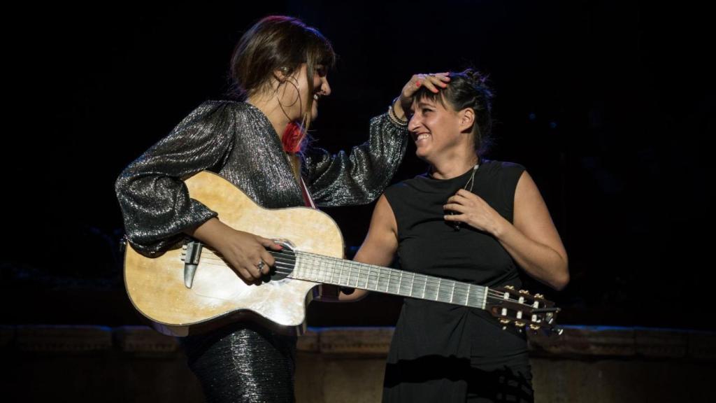 Rozalén (izquierda) y Beatriz Romero (derecha) en el escenario.