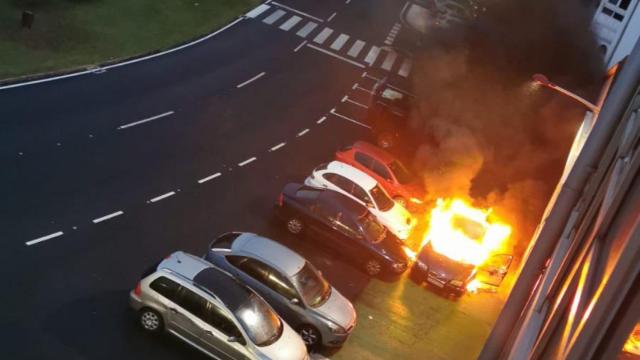 Coches ardiendo ayer en Cariño