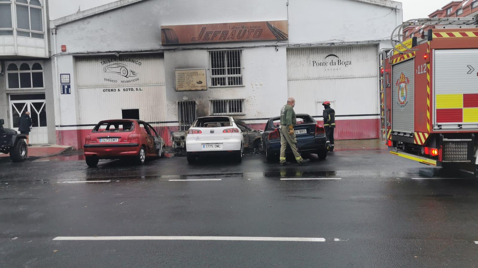 Estado en el que quedaron los vehículos y el taller afectado. Imagen cedida