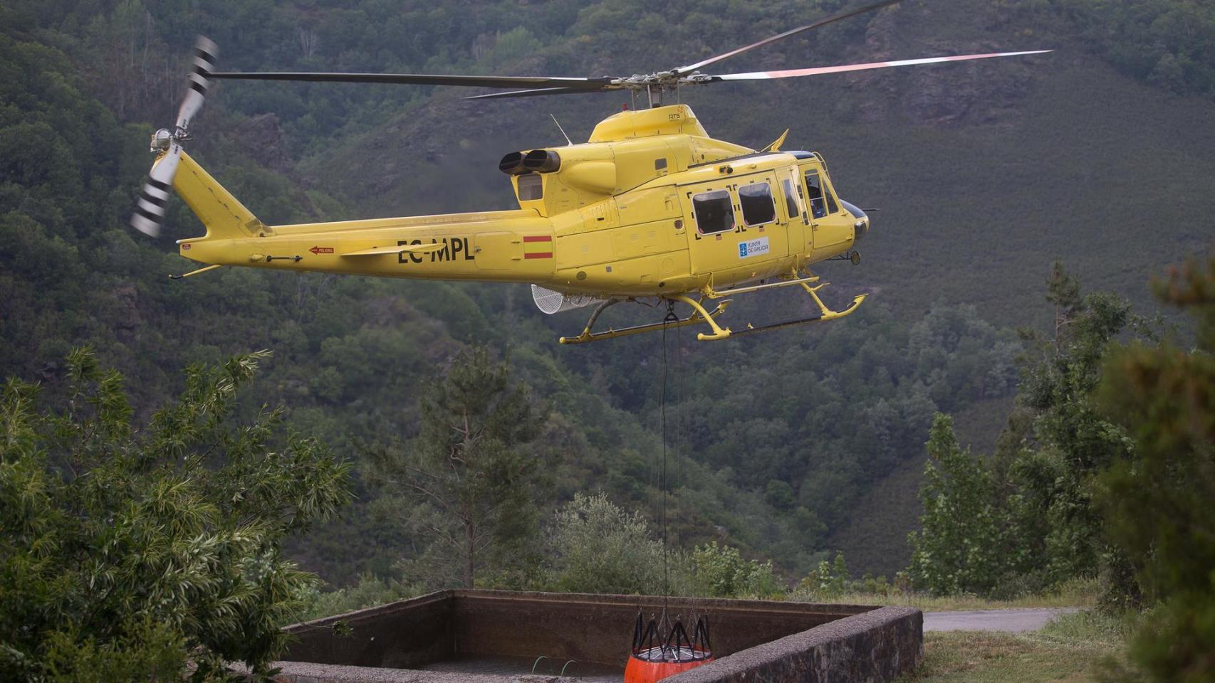 Imagen de archivo. Un helicóptero anti incendios en un fuego forestal de Galicia.